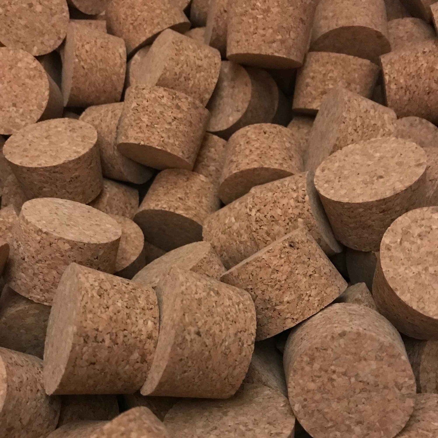 A pile of tapered corks, short length, agglomerate